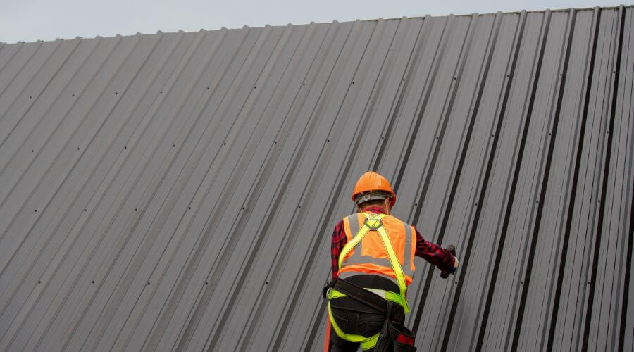Professional gutter cleaning in White Plains, MD
